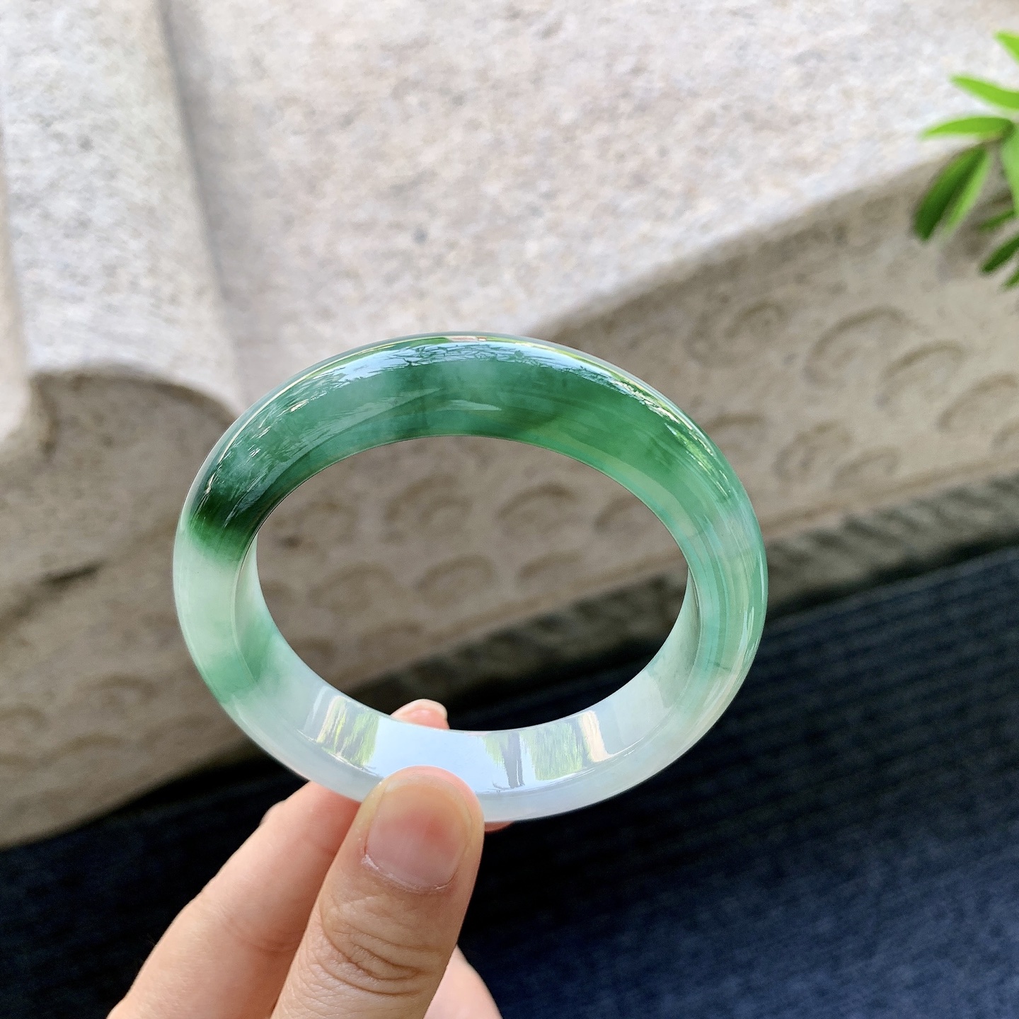 正圈53 54 圈口54.6/12.7/8.8 编码Q5091321 冰糯飘辣绿，水润，种老，细腻，无裂