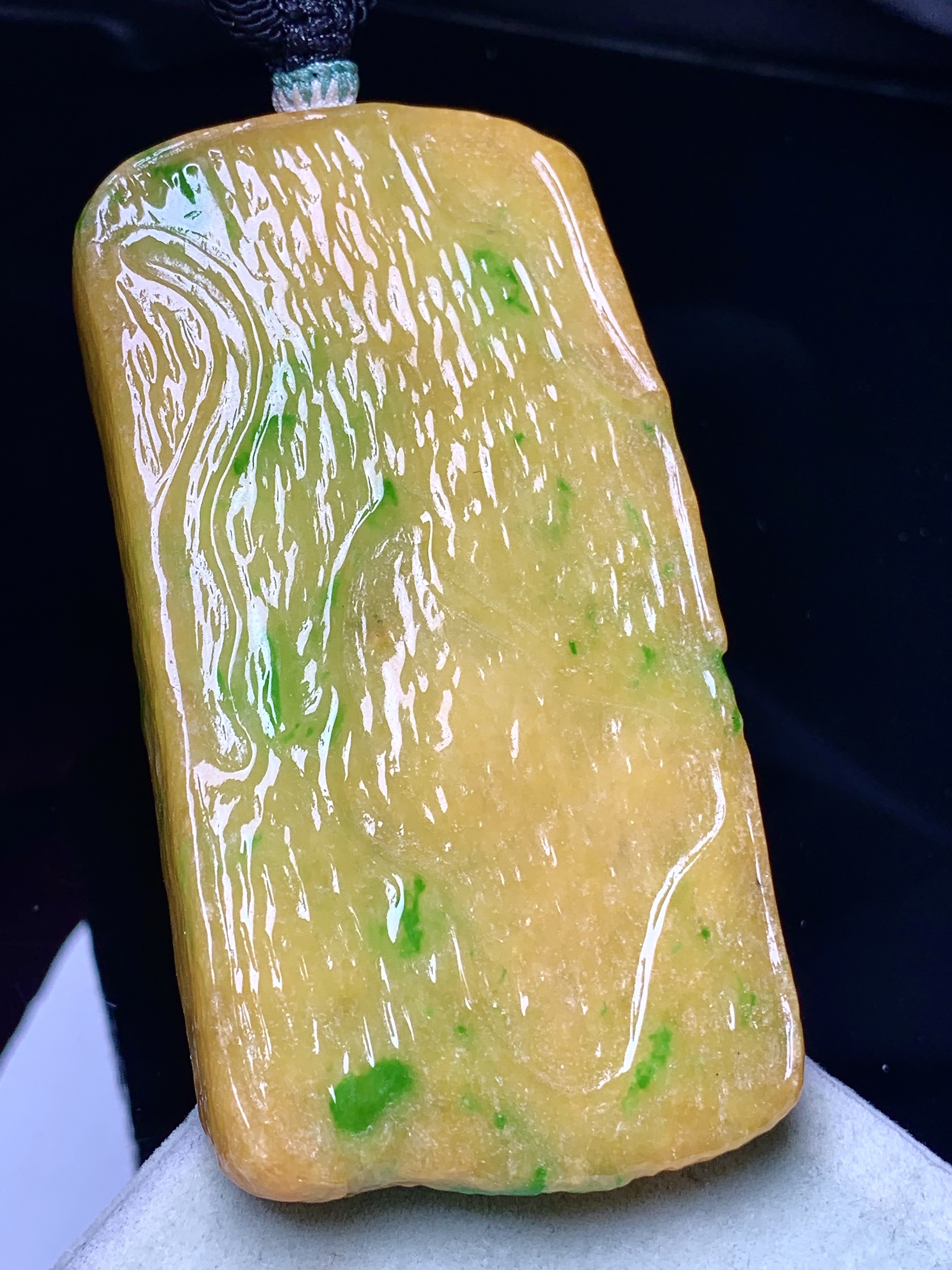 黄翡素牌吊坠 玉质细腻 色泽艳丽清新 水润亮眼 整体尺寸71.8*37.5*10.3 a5