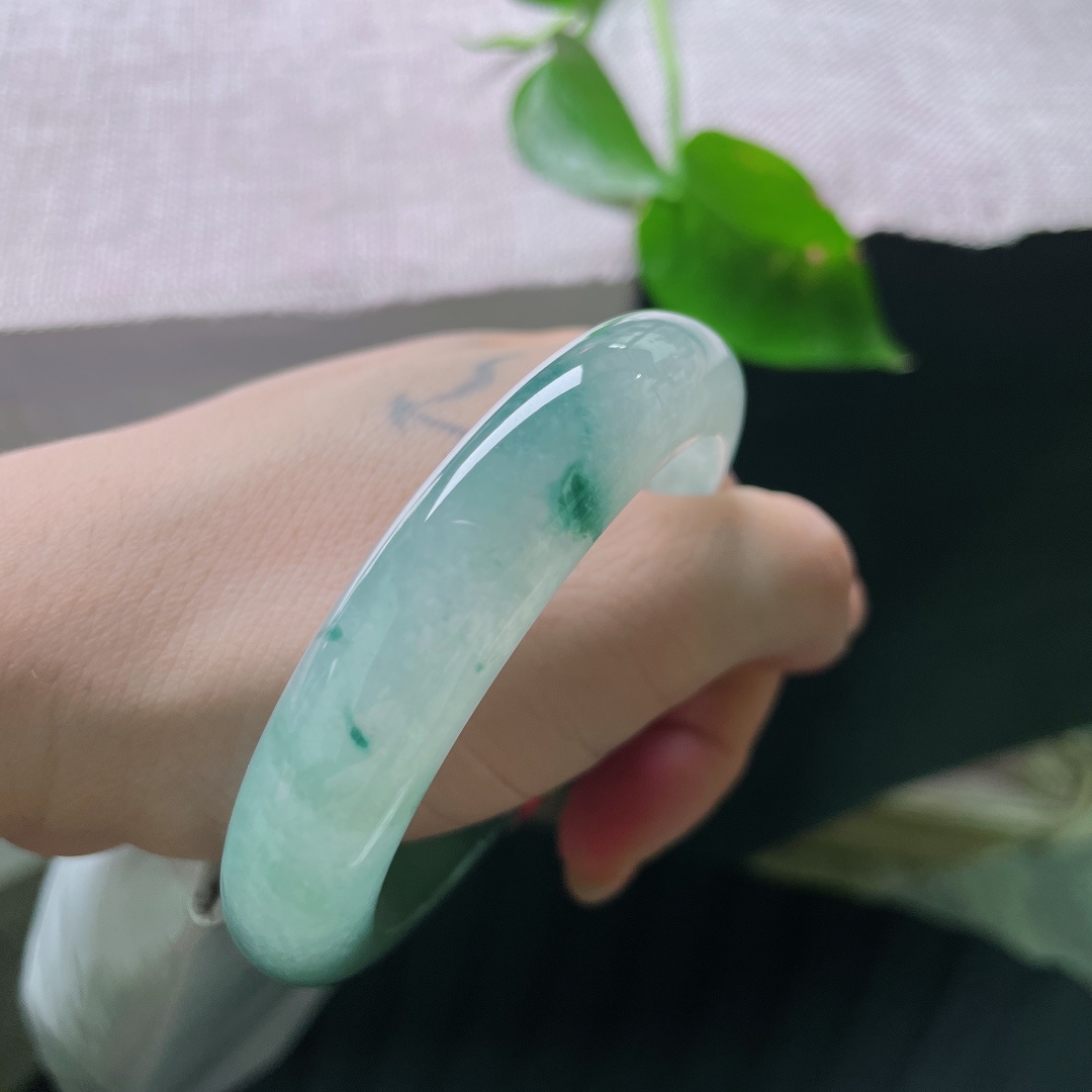 55.2/12.7/9.1，冰飘花正圈，无裂，水墨飘花冰镯，腕间藏一幅天然烟雨山水。ss58913a