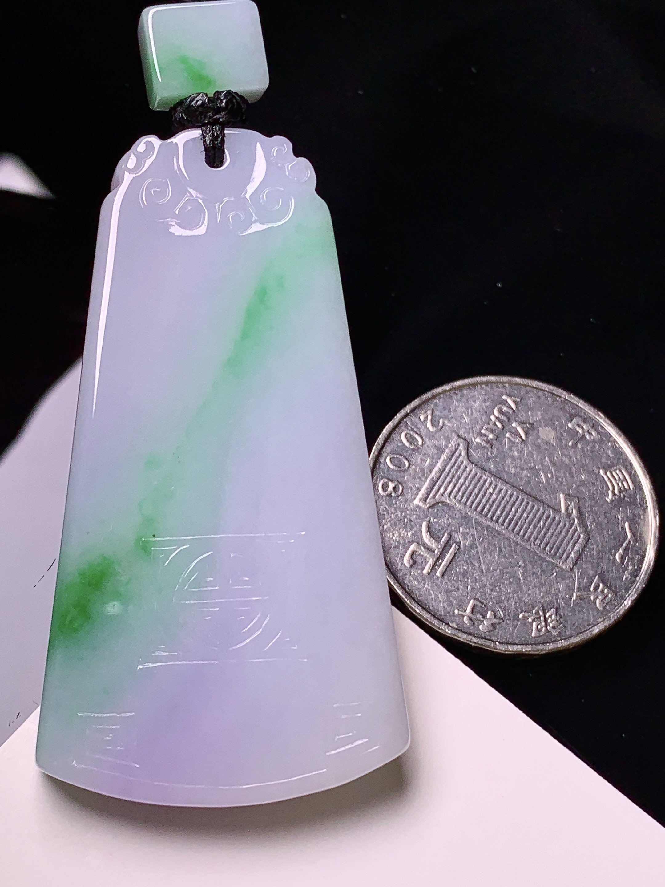飘绿无事牌吊坠 玉质细腻 色泽艳丽清新 水润亮眼 整体尺寸50.8*27.2*6 L1