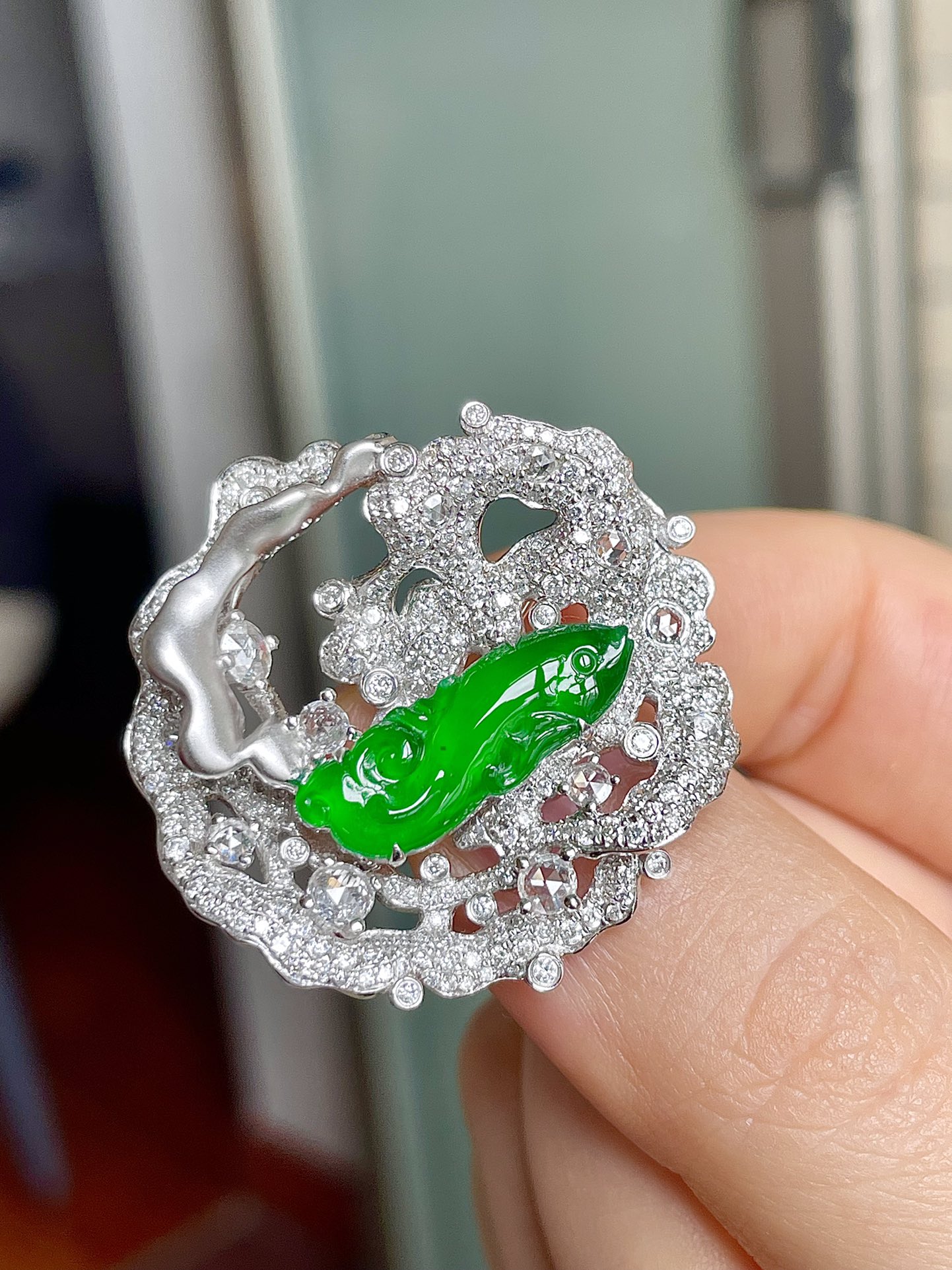 ️缅甸玻璃种帝王绿鱼儿吊坠胸针，如鱼得水，色辣水润，饱满无裂，裸石19/6.4/4-整体31.3/31.2/7.6编码1119我爱祖国
