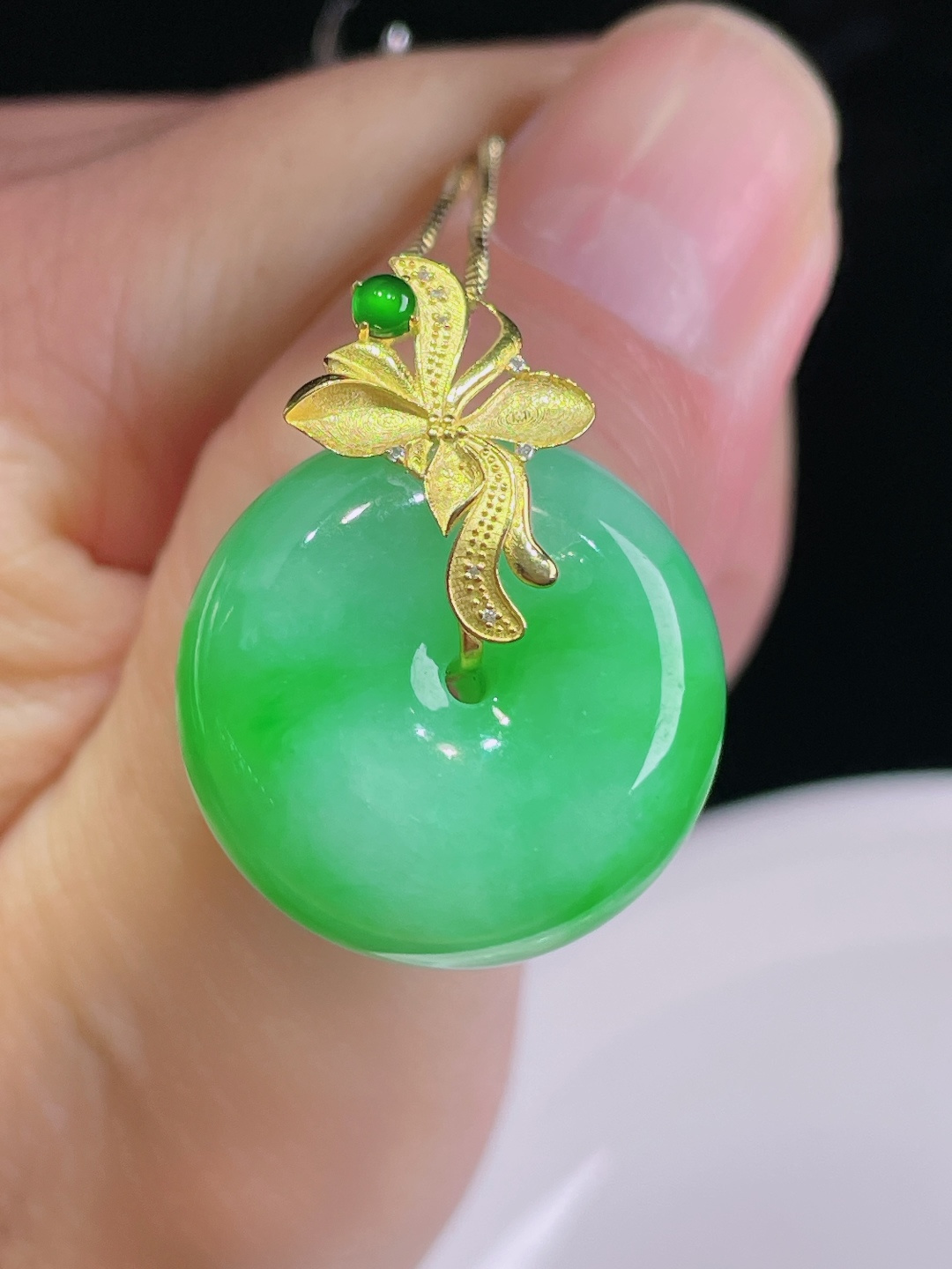 阳绿平安扣，18k镶嵌，老种起光，细底通透，尺寸：28裸石22/11.6mm0912