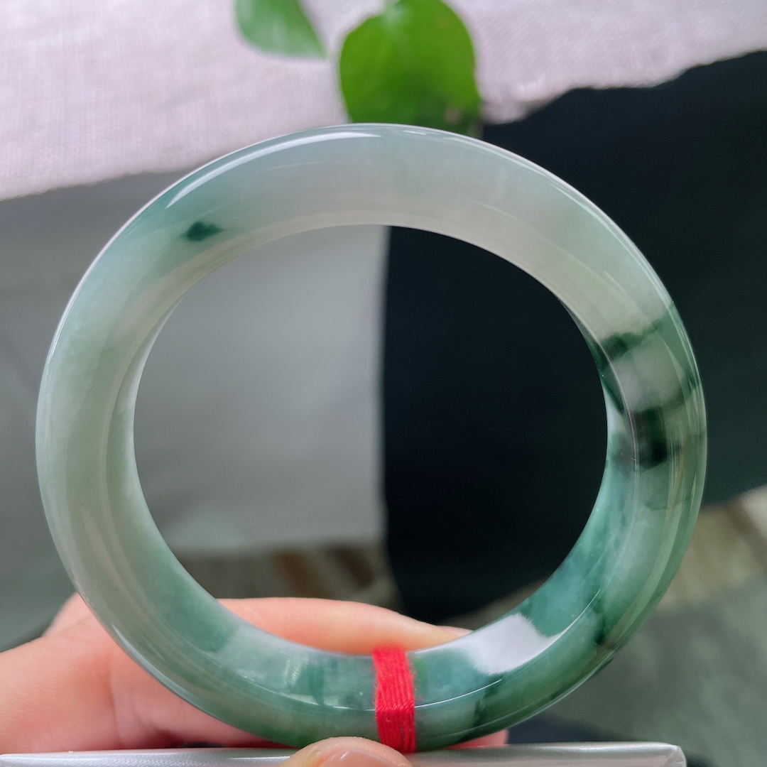 52.7/11.4/8.5，飘花正圈，晶体，一点皮纹，半圈墨翠晕染玉镯，由浅入浓自然过渡，恰似半山烟雨落于腕间，浓淡交织，自成一幅山水写意。ss58972a