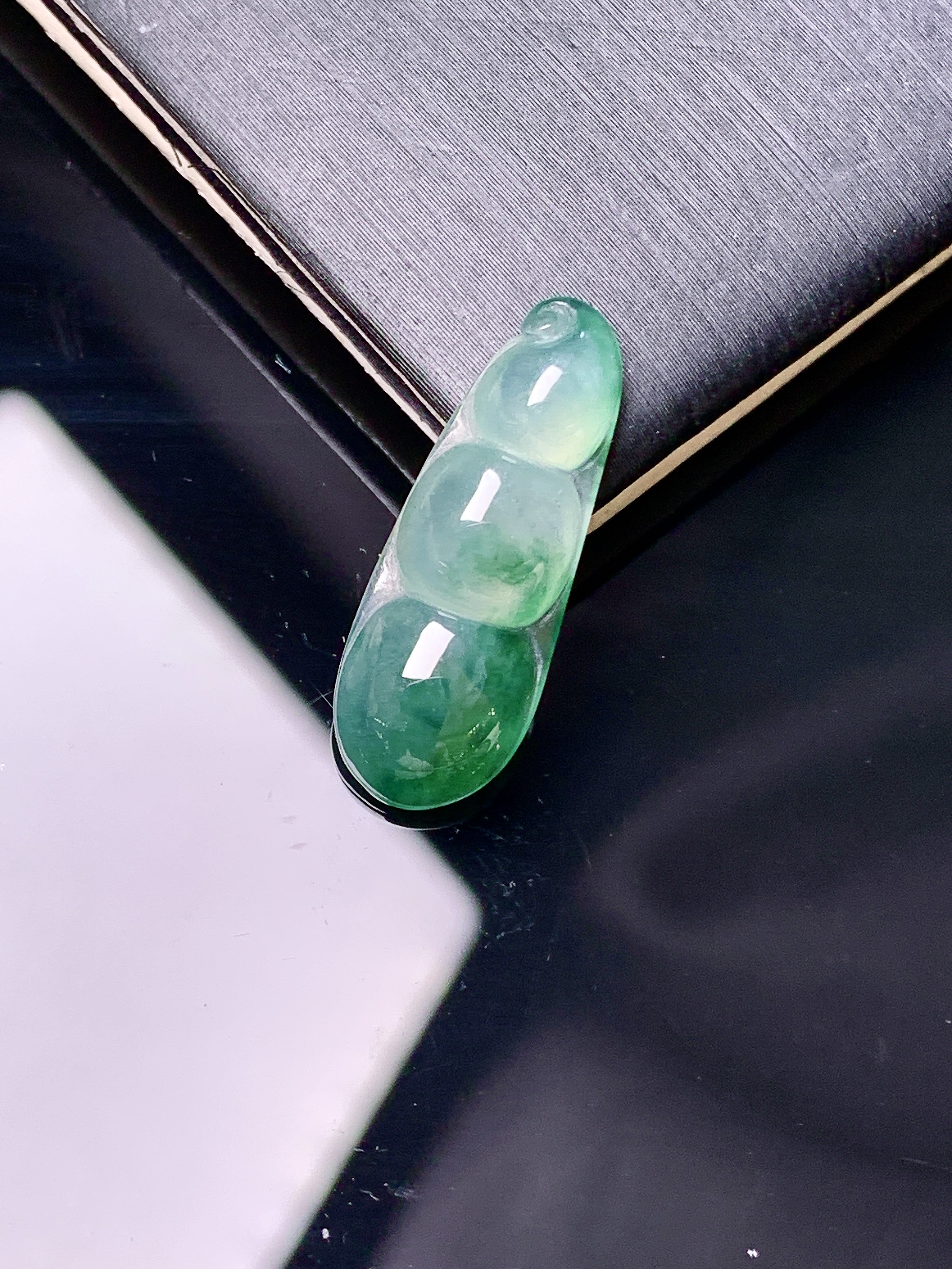 飘绿四季豆吊坠 玉质细腻 色泽艳丽清新 水润亮眼 整体尺寸22.8*8.5*4.2 yz