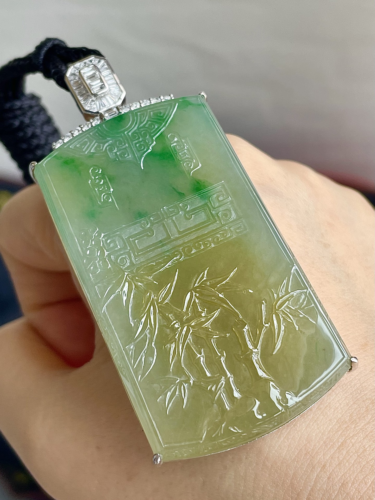 ️缅甸冰种黄加绿君子牌吊坠，步步高升，色辣，18k金镶嵌，饱满水润，无裂，裸石尺寸55.5/32.