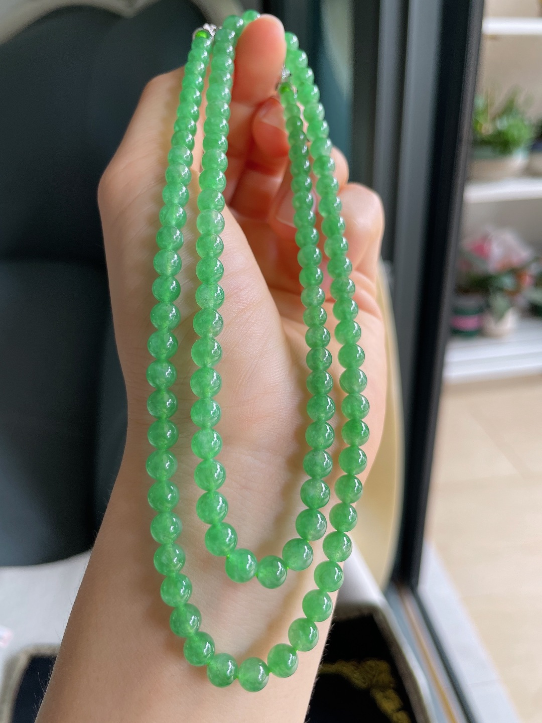 缅甸天然翡翠A货，冰满绿项链，尺寸：5.5mm108颗。【编4536】