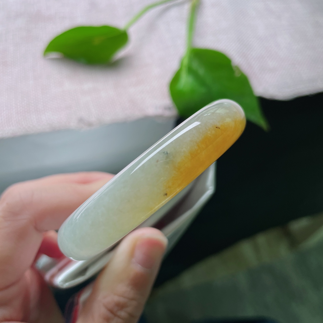 52.6/12.4/7.8黄翡正圈，金辉凝玉，一镯一温柔。上手自带氛围感。洒乌鸡，无裂 ss58893a