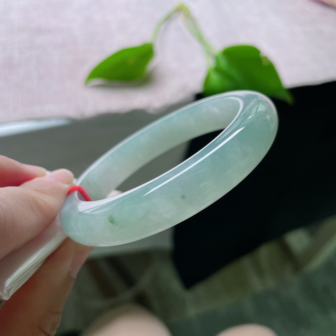 56.7/11.8/8.3，浅蓝底正圈，种老，柔润细腻，清冷蓝底，温柔又显贵。无裂，ss58911a
