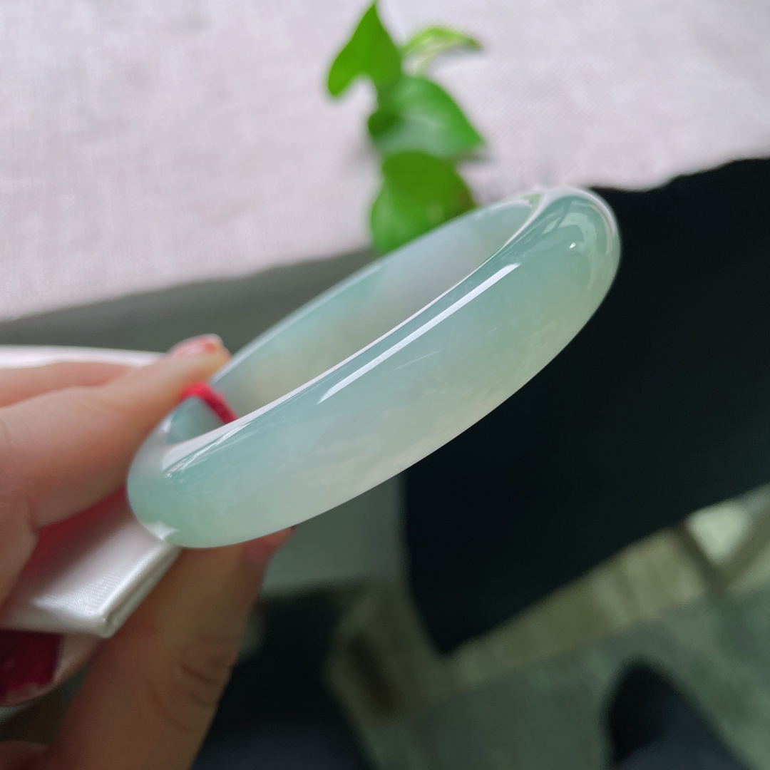 55.3/12.3/8，蓝底正圈，无裂，一汪碧水凝于玉镯，冰透底色温润澄澈，素面无饰更显玉质本真，把山水温柔都藏进方寸镯身。ss58881a