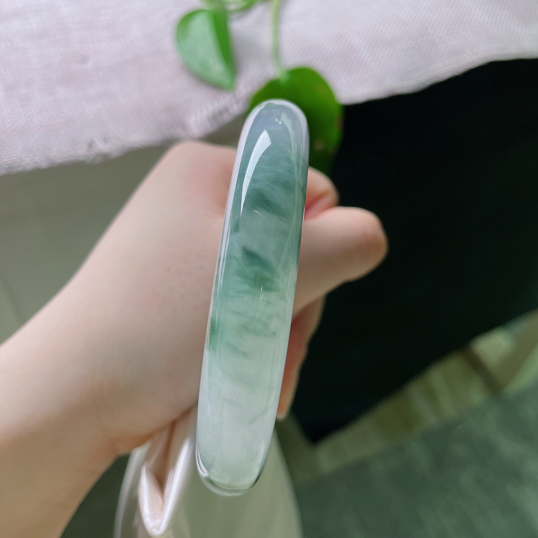 58.6/12.6/10.4，飘花正圈，有裂，浅紫凝玉，翠色半染，天然分段飘花自成风景，简约又别具韵味。ss58965a