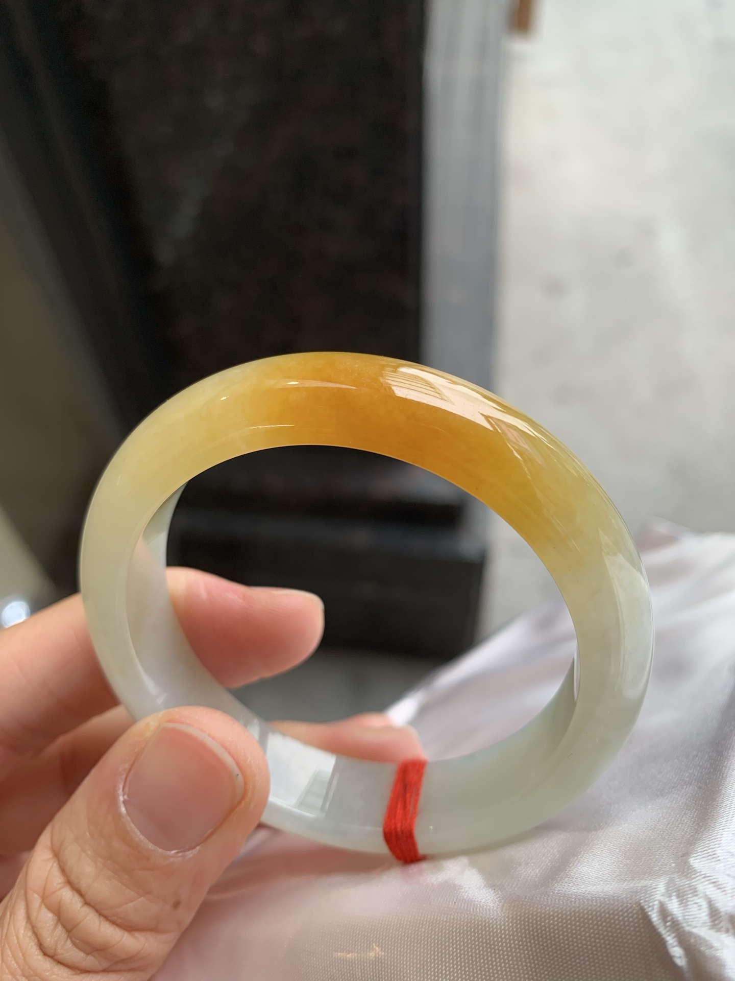 正圈黄翡 无裂 尺寸：50.5/12.5/8.2 小圈口