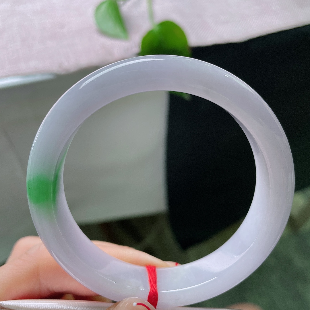 57.8/13.5/8.4，飘绿正圈，晶体纹，素净底色配上一抹鲜翠，清雅不俗，简约又有韵味。ss58939a
