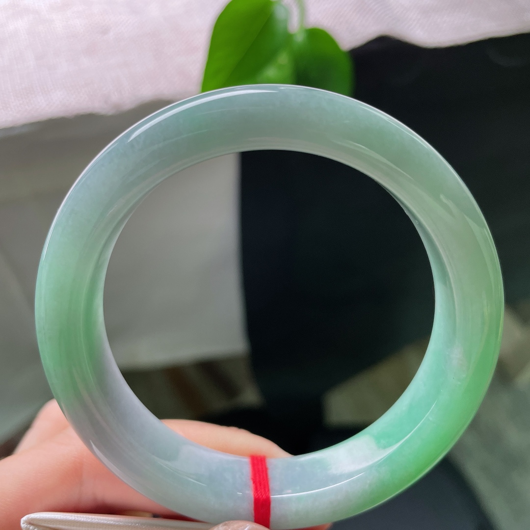 56.4/12.7/9.0，绿底正圈，无裂，朦胧紫底托着一抹青绿，质感莹润，双色层次丰富灵动又温柔。ss58671a