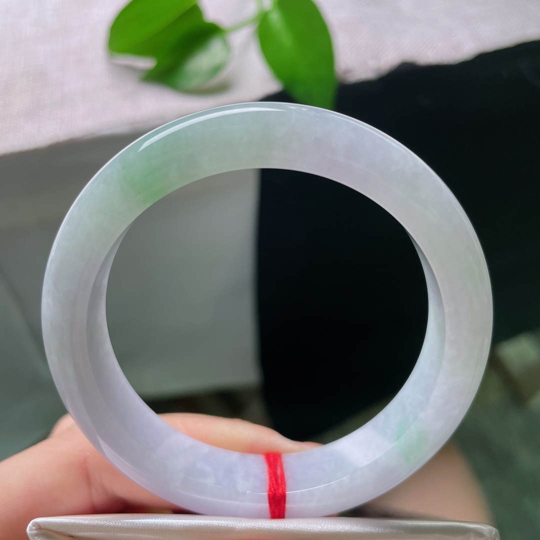 53.6/11.8/8.4，春彩正圈，无裂，玉质冰润细腻，淡紫为底，翠色点缀，经典正圈上手端庄雅致。