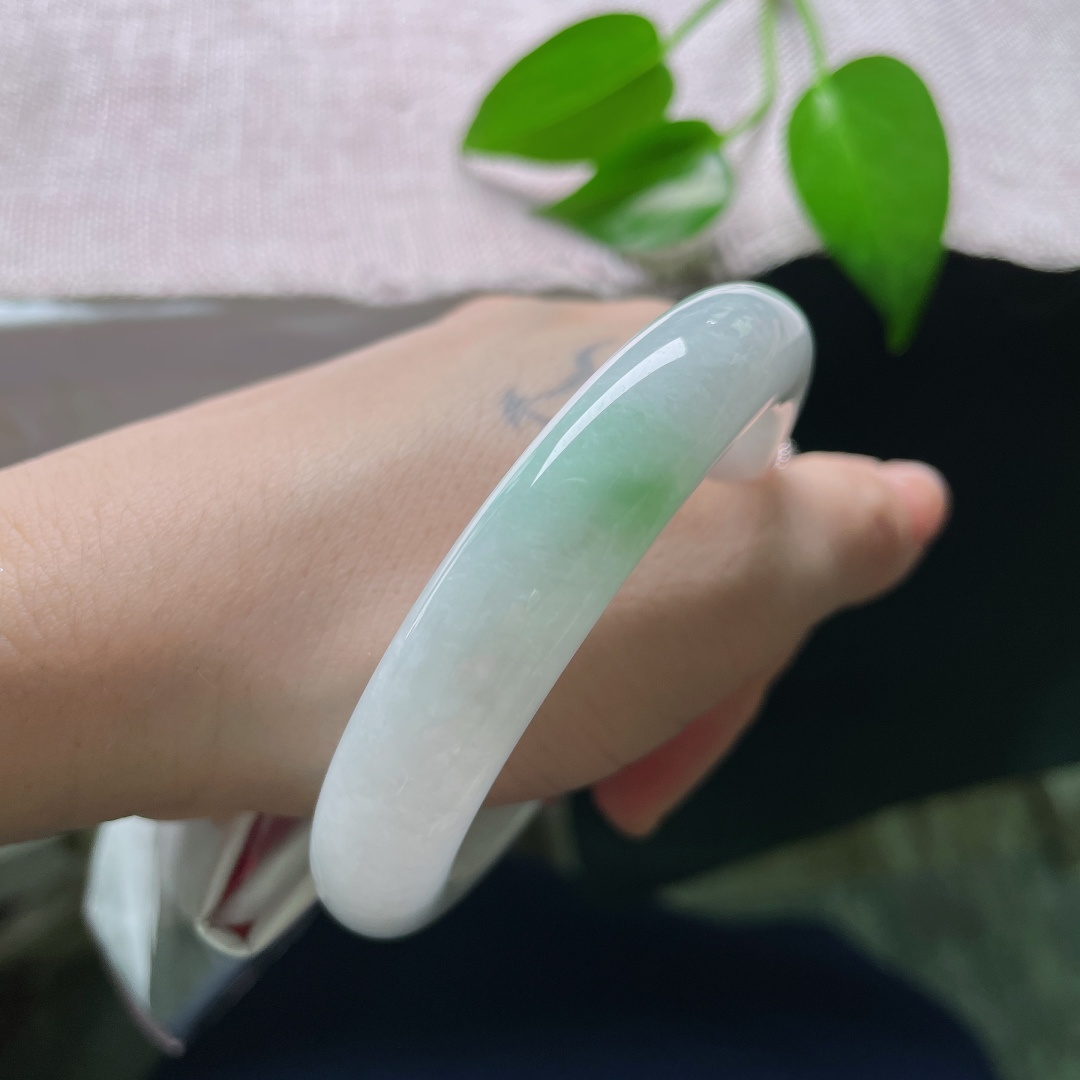56.5/12.4/9.4，飘绿正圈，一点晶体，白为底、绿为韵，一抹翠色悄然晕开，简约之中藏着灵动生机。ss58782a