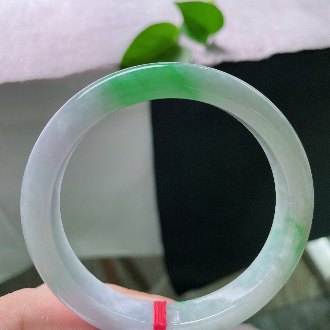 59.1/11.5/8.6，飘绿正圈，晶体，素玉衬鲜翠落于腕间，一抹晴绿漾开万般温婉动人，ss58942a
