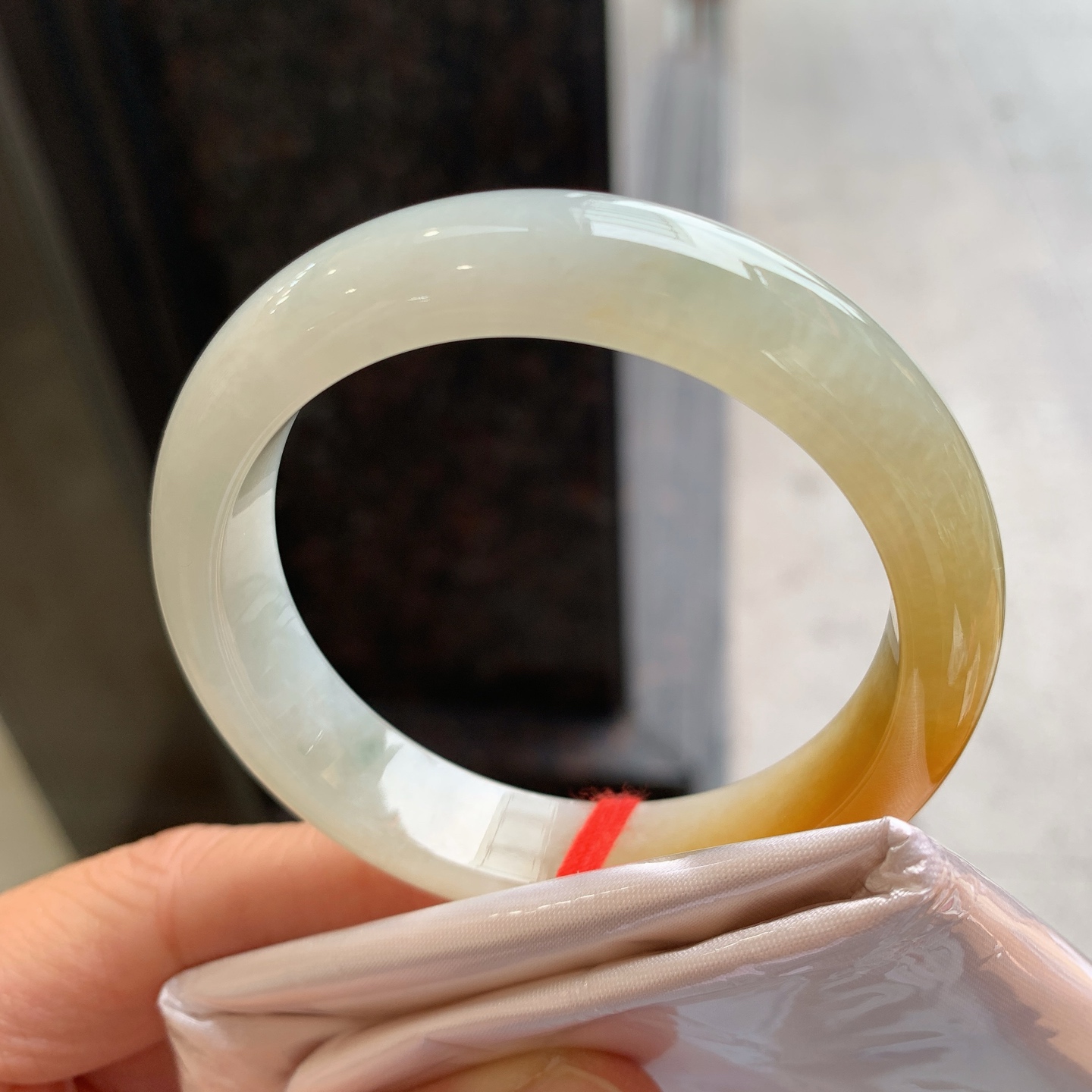正圈黄翡 无裂 尺寸：50.5/12.5/8.2 小圈口