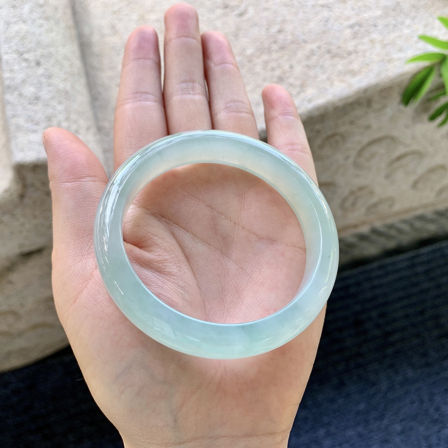 正圈55 56 圈口56/12.5/8 编码Q5091320 糯冰淡绿，水润，种老，细腻，无裂