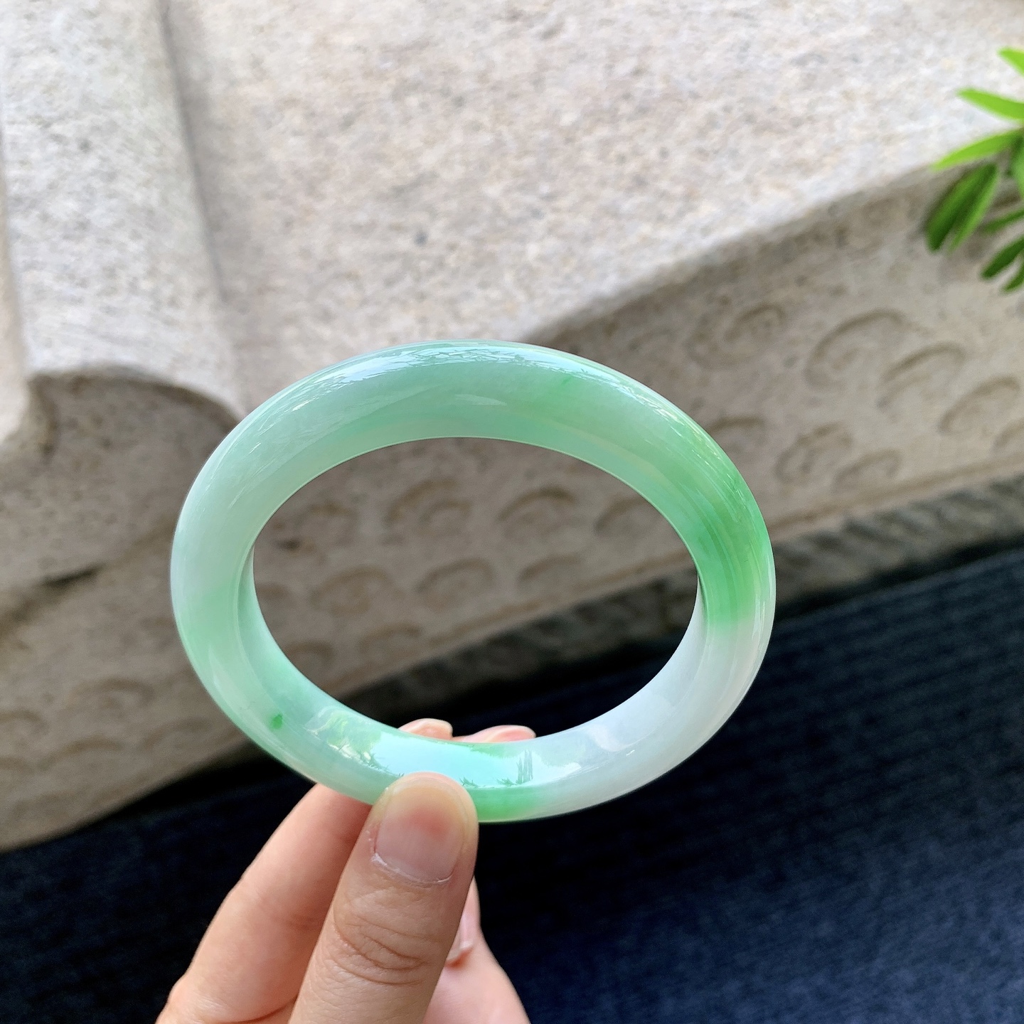 正圈61 62 圈口62/11.2/10 编码T1091315 细糯飘绿，水润，种老，细腻，打灯有纹线