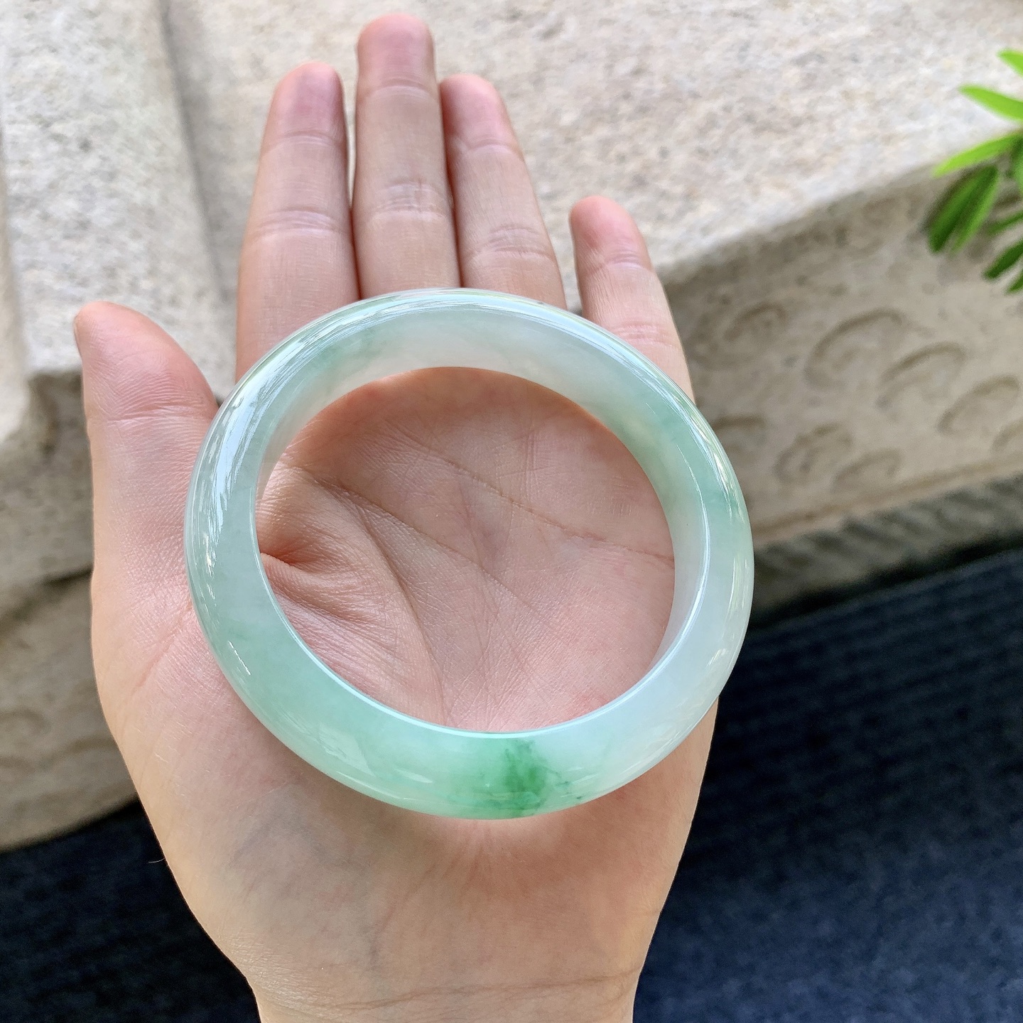 圆条55 56 圈口56/12/8.5 编码AD091305 细糯飘绿，水润，种老，细腻，无裂