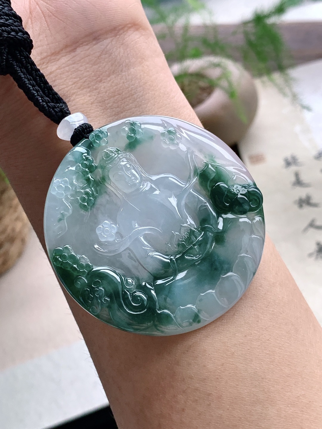 【裸石】️冰飘花大势至菩萨持莲观音牌圆牌吊坠【说明】缅甸 性比高【尺寸】52.3-5.8【重量】3