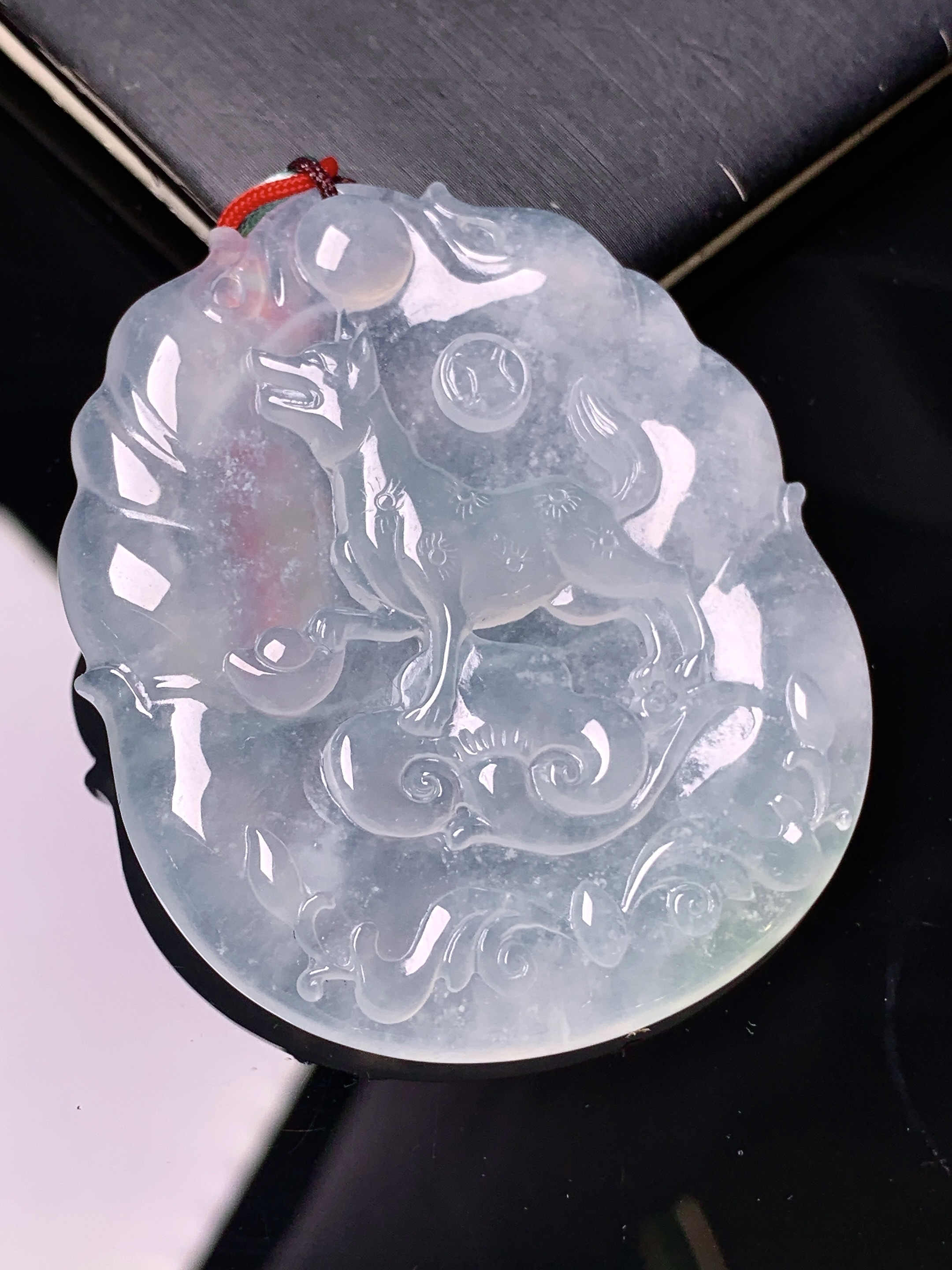 冰种生肖狗吊坠 玉质细腻 色泽艳丽清新 水润亮眼 整体尺寸51*43.3*5.5 2x