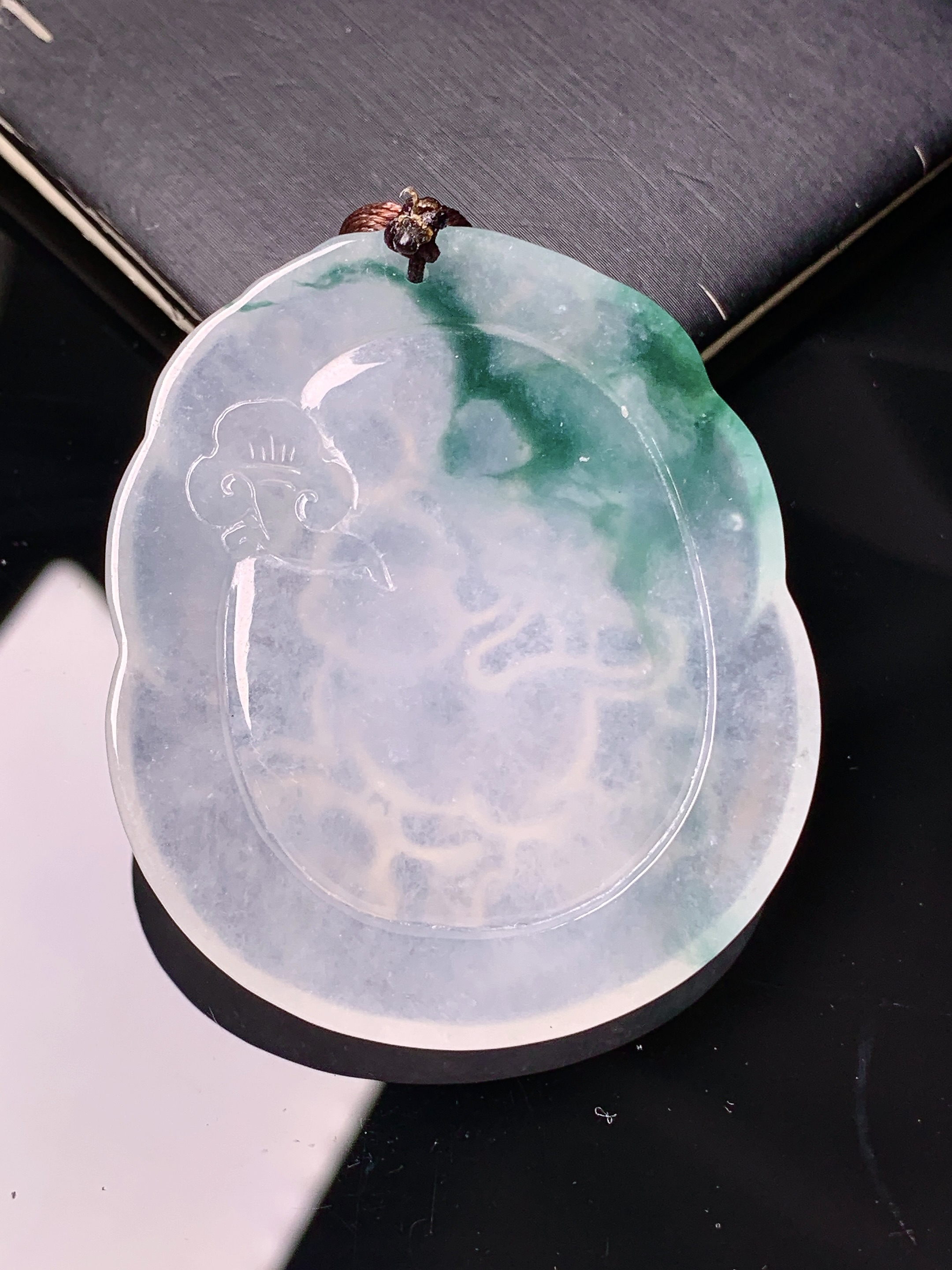 飘绿灵猴献寿吊坠 玉质细腻 色泽艳丽清新 水润亮眼 整体尺寸48.3*41.6*6 2x