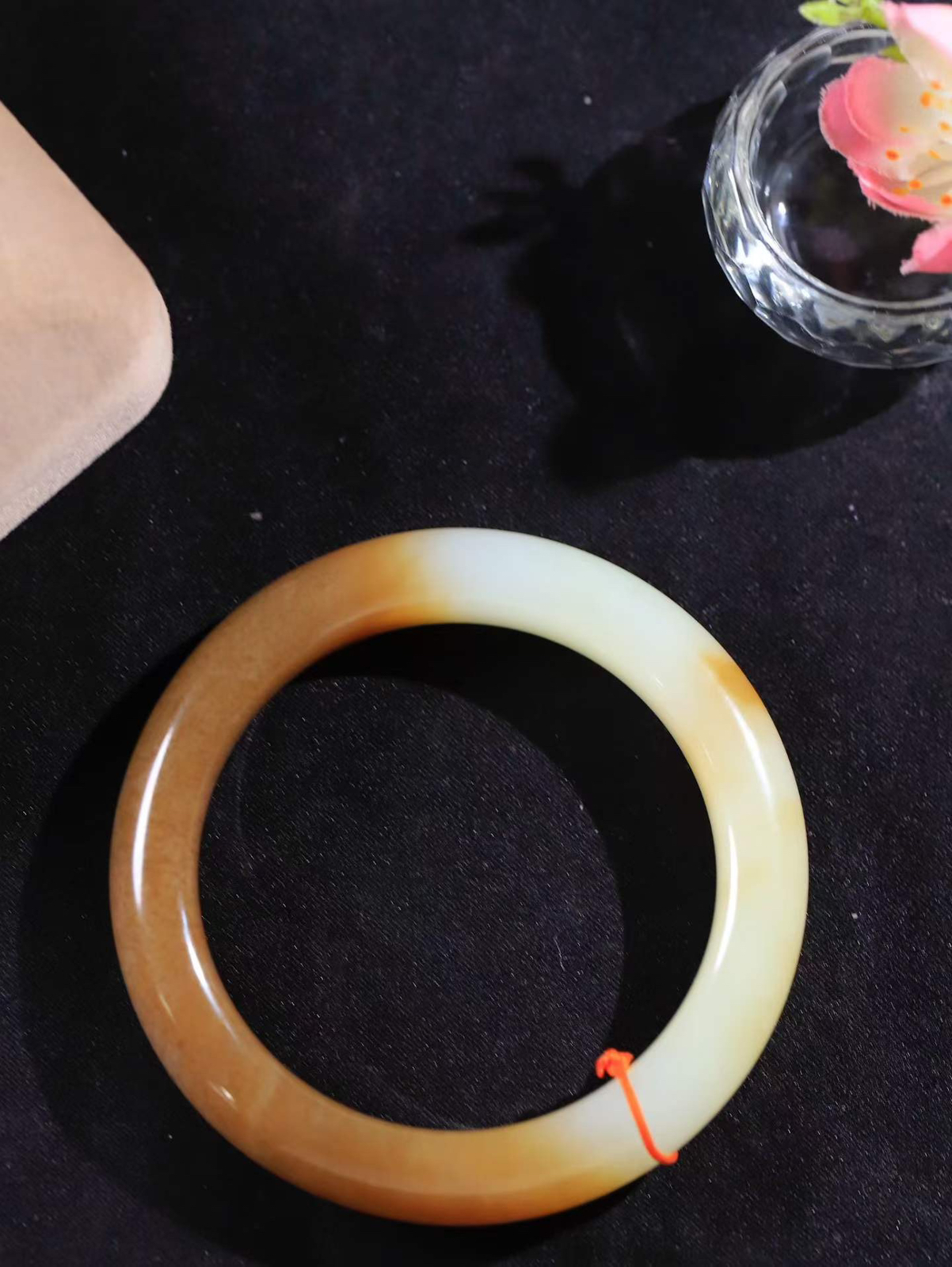 （暖玉生香.手镯）

精品️和田玉糖白玉手镯，玉质温润细腻 油性十足 手感舒适，高华雅逸，线条流畅，简约大气，美自天成，素雅高贵。佩戴于腕间，婉约之美，举手投足间透出那低调奢华。重62.61克  内径55.5mm 尺寸12.6-10mm FDL-7990900