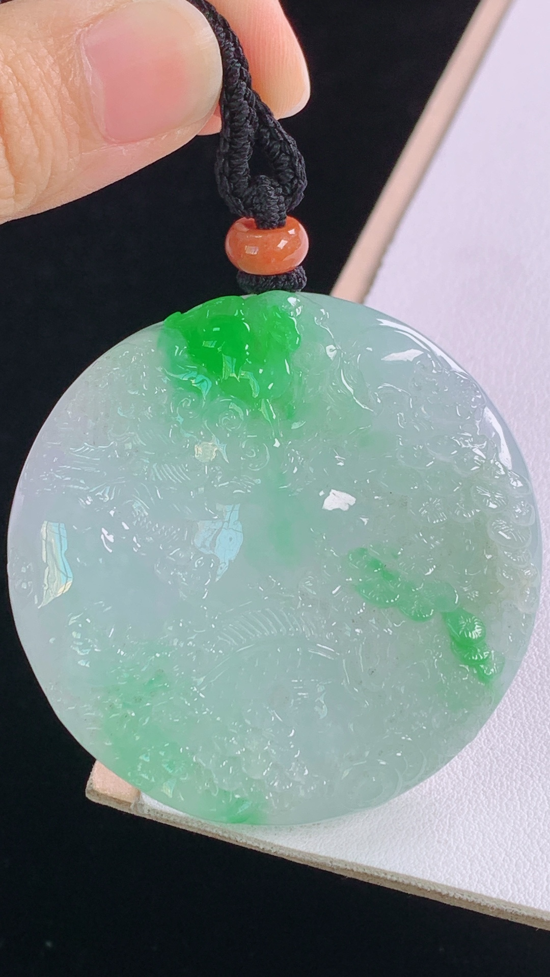 ️冰飘绿山水牌 翠色灵动，雕工精湛，无裂 尺寸:50.8-10.3mm 10