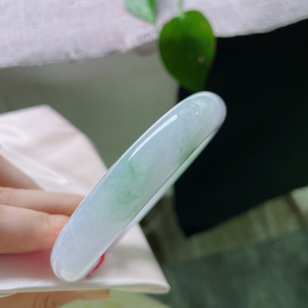 58.8/12.6/10，紫底飘花，横裂，淡雅紫底萦绕清新绿花，一镯兼得双色温柔，衬出独有的东方雅致。ss58907a