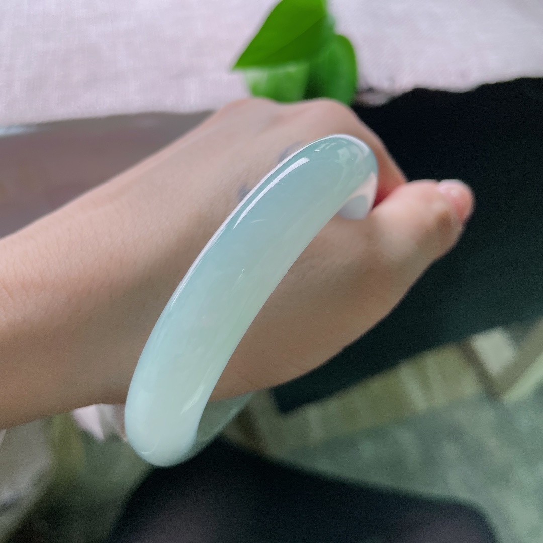 56.6/12.6/8.9，蓝底正圈，一点色线。通体清润晴水色调，玉质冰透细腻，自带盈盈水光。ss58719a