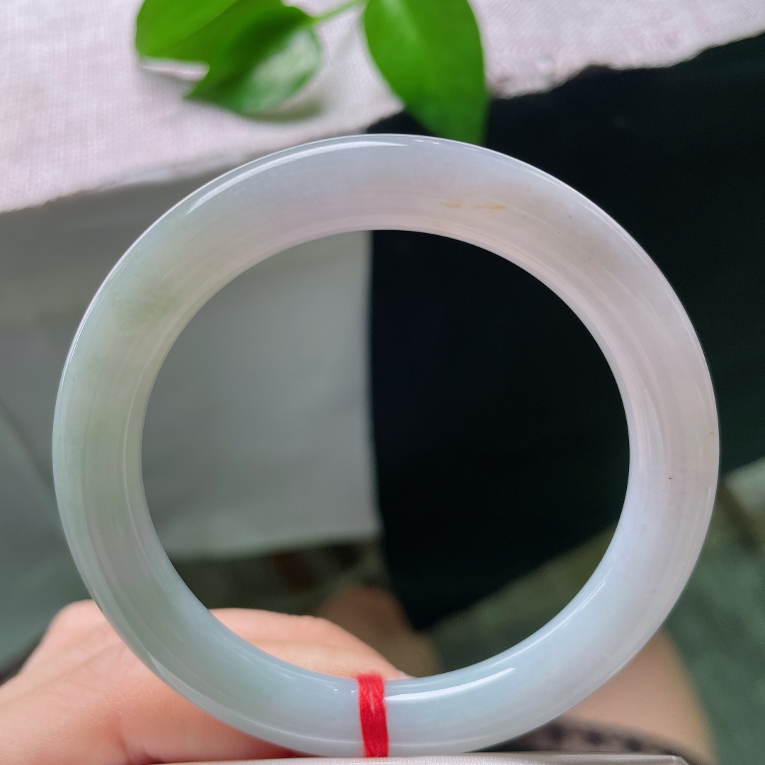 55.1/9.1，浅紫圆条，无裂，冰润洒金，浅白温润底质，几抹金黄洒落在镯身，灵动别致。ss58760a