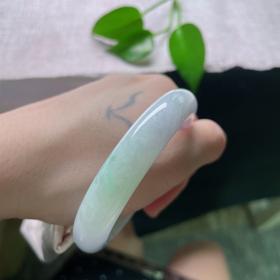 53.6/11.8/8.4，春彩正圈，无裂，玉质冰润细腻，淡紫为底，翠色点缀，经典正圈上手端庄雅致。ss58849a