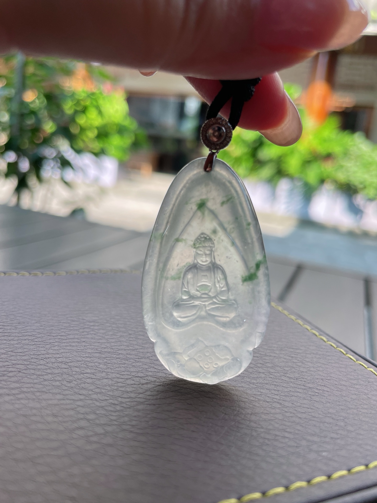 天然翡翠冰种飘绿观音牌，玉质透澈，莹润迷人，无裂