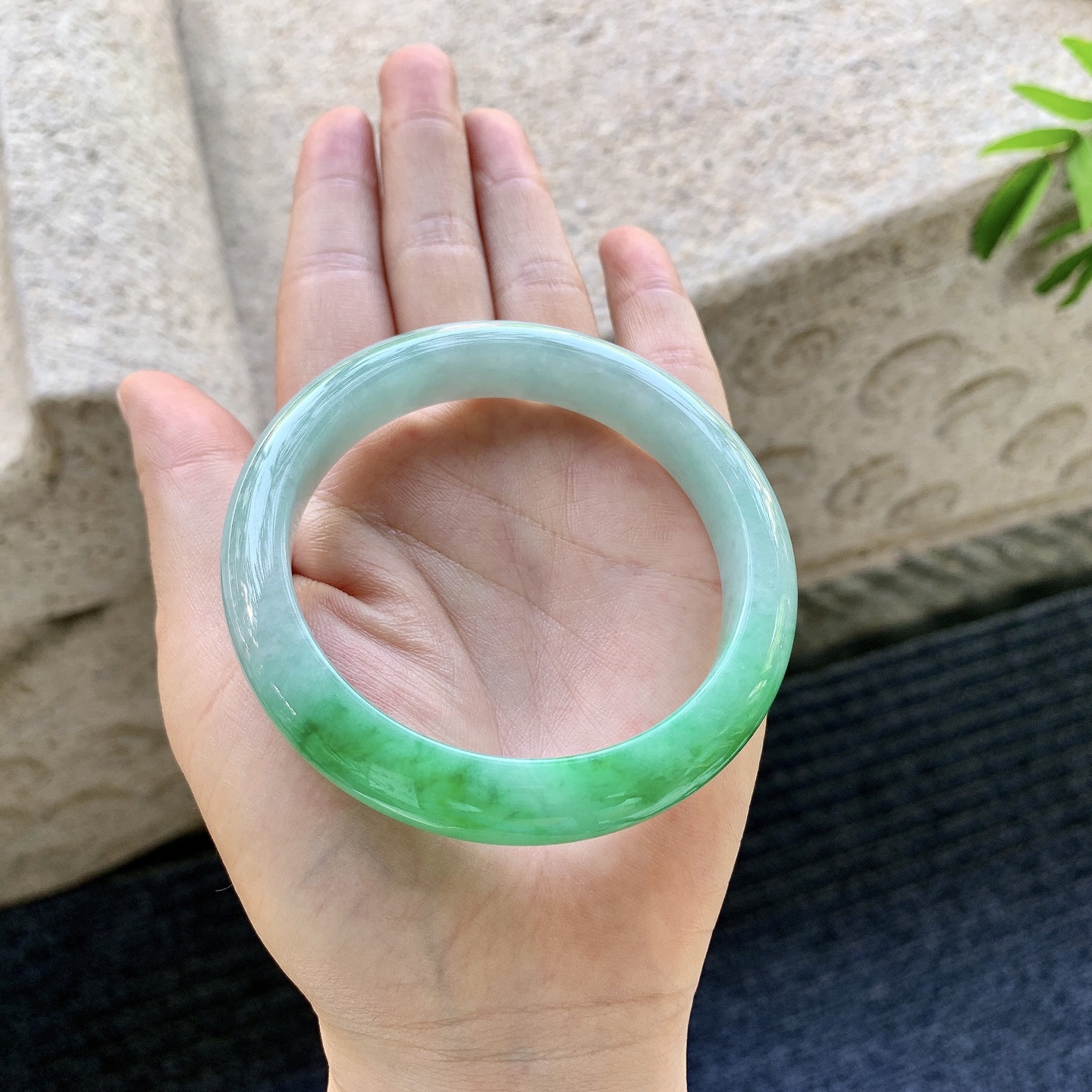 正圈56 57 圈口57.6/12.2/8.5 编码WW091325 细糯飘辣绿，水润，种老，细腻，打灯有纹线