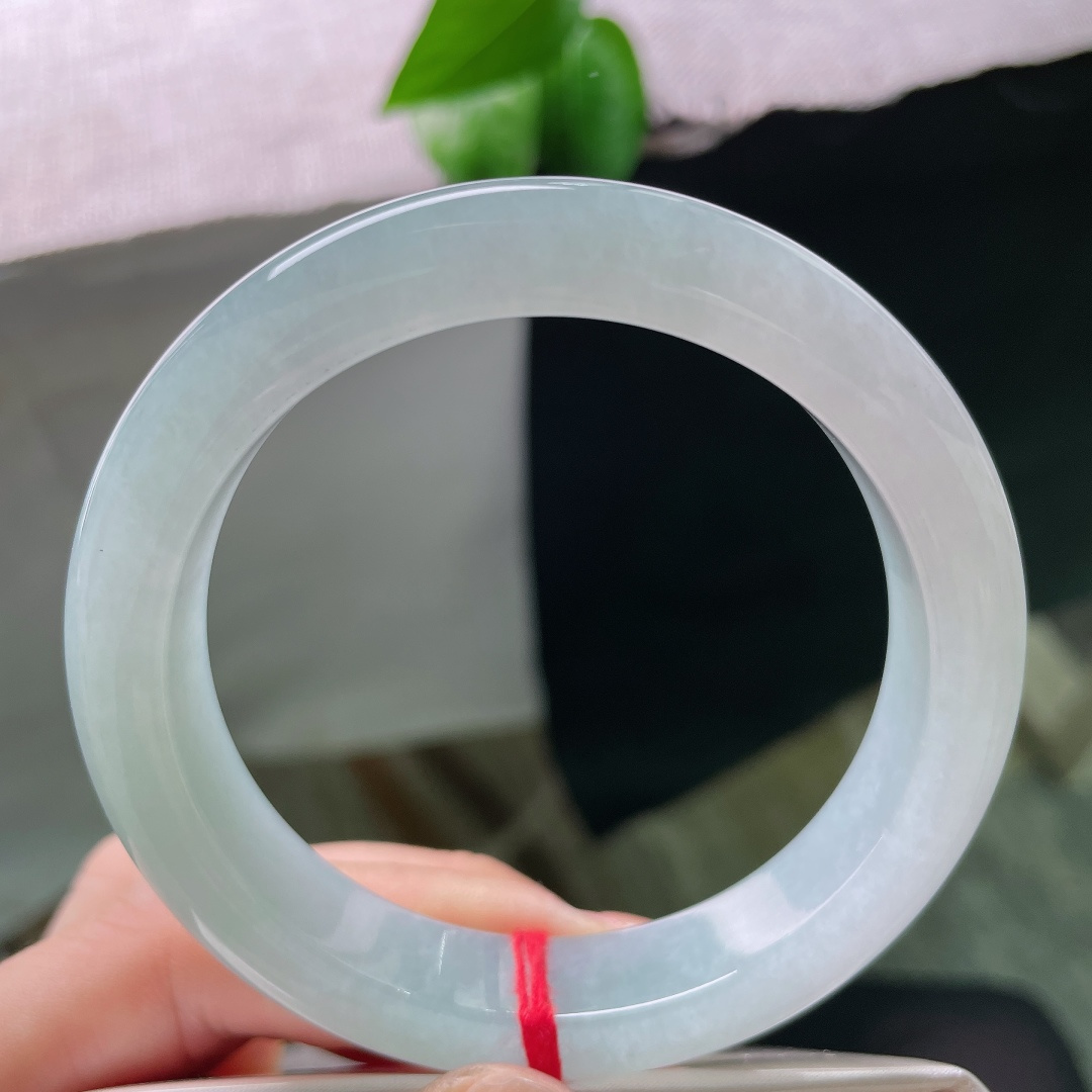 56.6/12.6/8.9，蓝底正圈，一点色线。通体清润晴水色调，玉质冰透细腻，自带盈盈水光。ss58719a