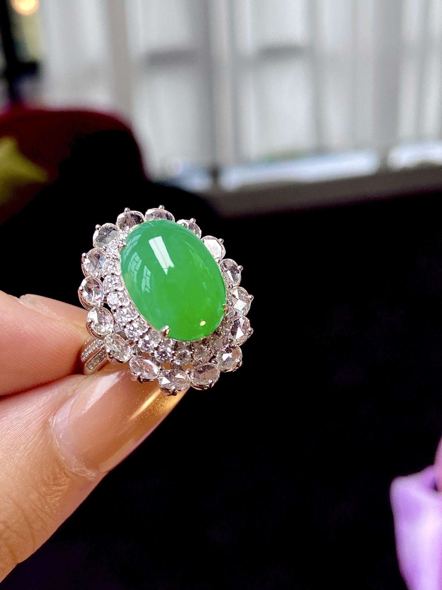 ️高冰种阳绿蛋面戒指，品质无可挑剔，高贵的一塌糊涂，轻套于指间 是从容与自信：23.9-19.9-15.1，裸石：14.9-10.8-5.6mm，无裂。