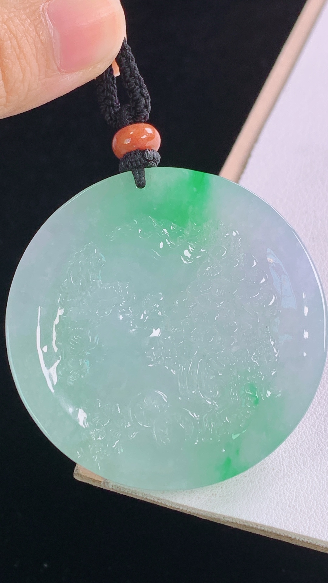 ️冰飘绿山水牌 翠色灵动，雕工精湛，无裂 尺寸:50.8-10.3mm 10