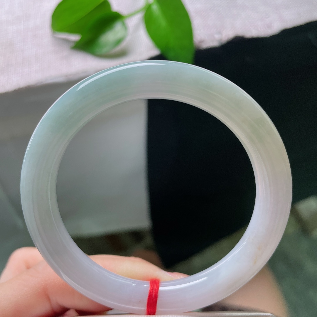 55.1/9.1，浅紫圆条，无裂，冰润洒金，浅白温润底质，几抹金黄洒落在镯身，灵动别致。ss5876