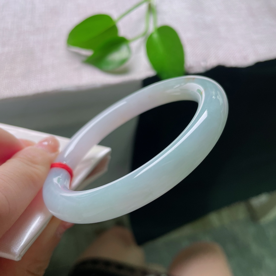 55.1/9.1，浅紫圆条，无裂，冰润洒金，浅白温润底质，几抹金黄洒落在镯身，灵动别致。ss58760a