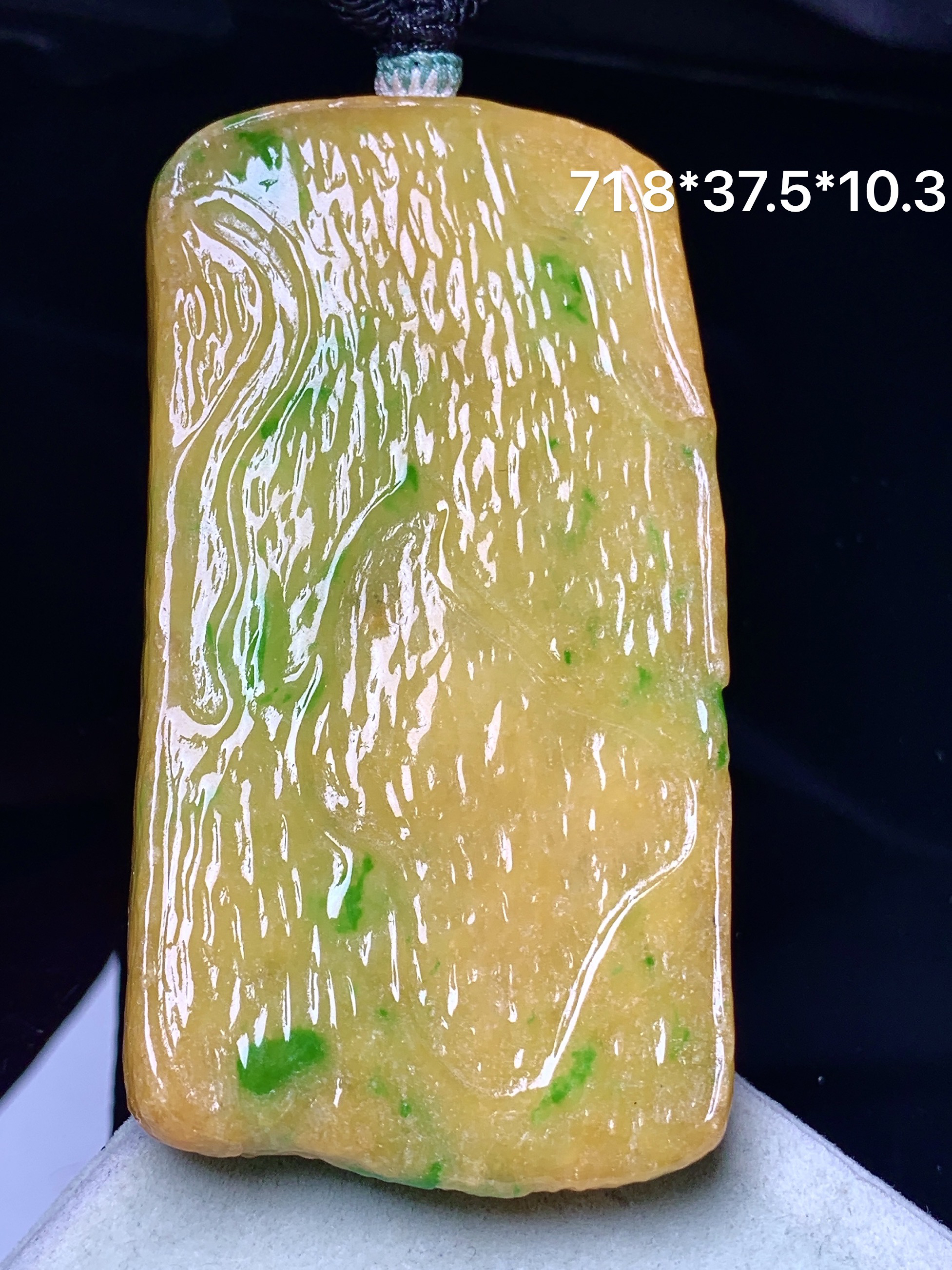 黄翡素牌吊坠 玉质细腻 色泽艳丽清新 水润亮眼 整体尺寸71.8*37.5*10.3 a5