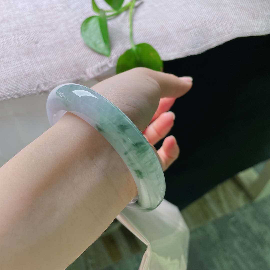 58.6/12.6/10.4，飘花正圈，有裂，浅紫凝玉，翠色半染，天然分段飘花自成风景，简约又别具韵味。ss58965a