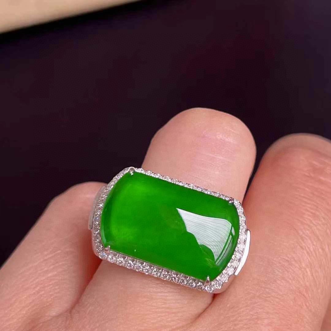 ️ 满色辣绿马鞍戒指 18k金钻镶 种好色艳 细腻感十足 品质杠杠滴 无裂，19.2-11.7-4