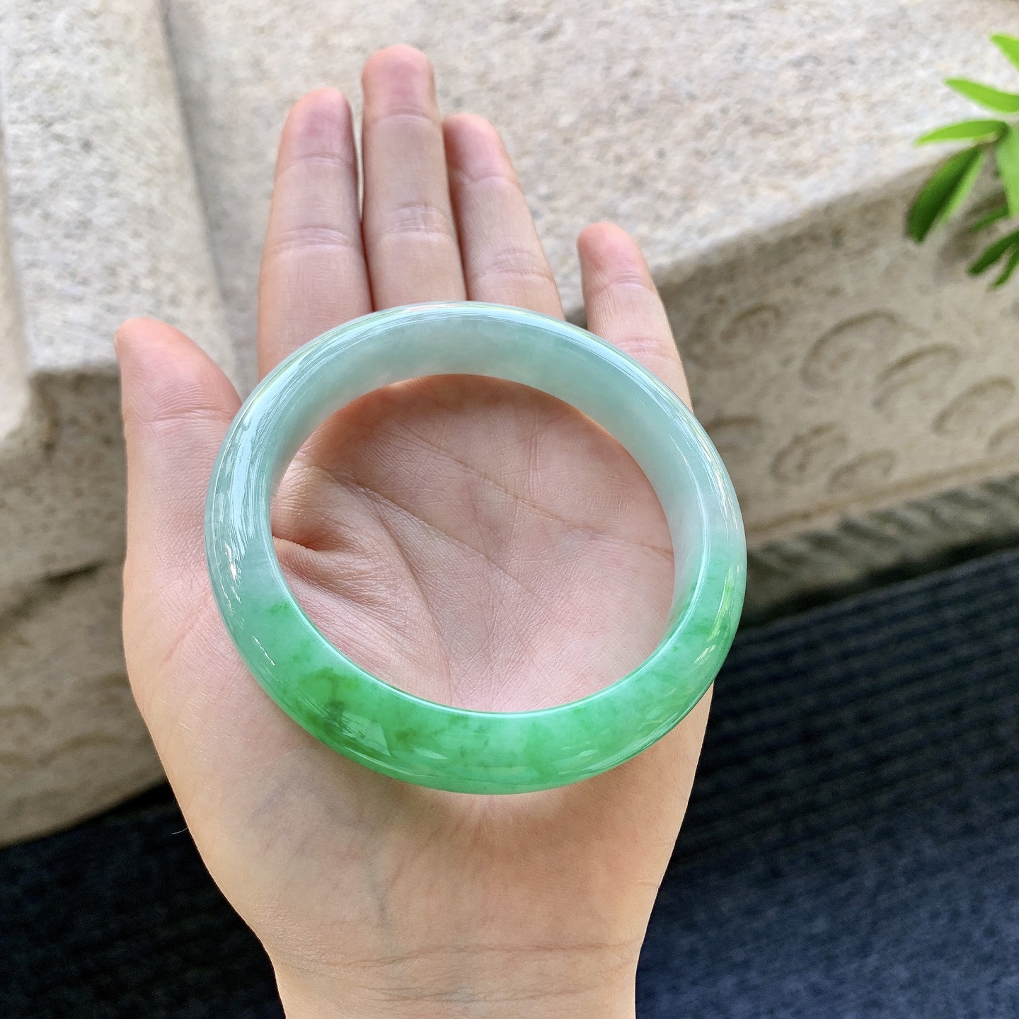 正圈56 57 圈口57.6/12.2/8.5 编码WW091325 细糯飘辣绿，水润，种老，细腻，
