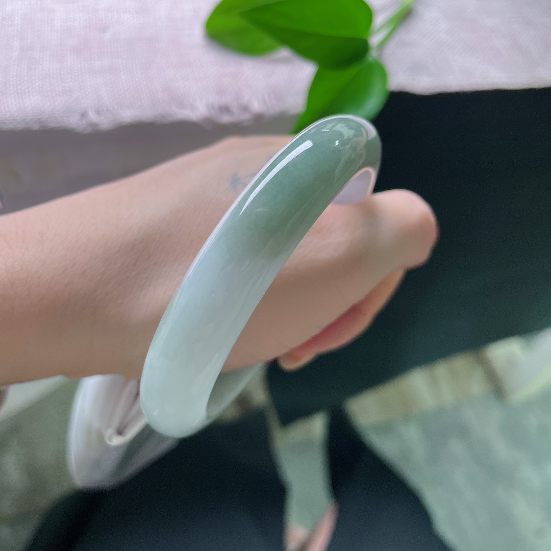 59/12.6/8.5，油青正圈，无裂，半镯素白清浅，半镯翠色沉沉，由浅入深缓缓晕开，好似青山临水，意境悠远沉静。ss57906a