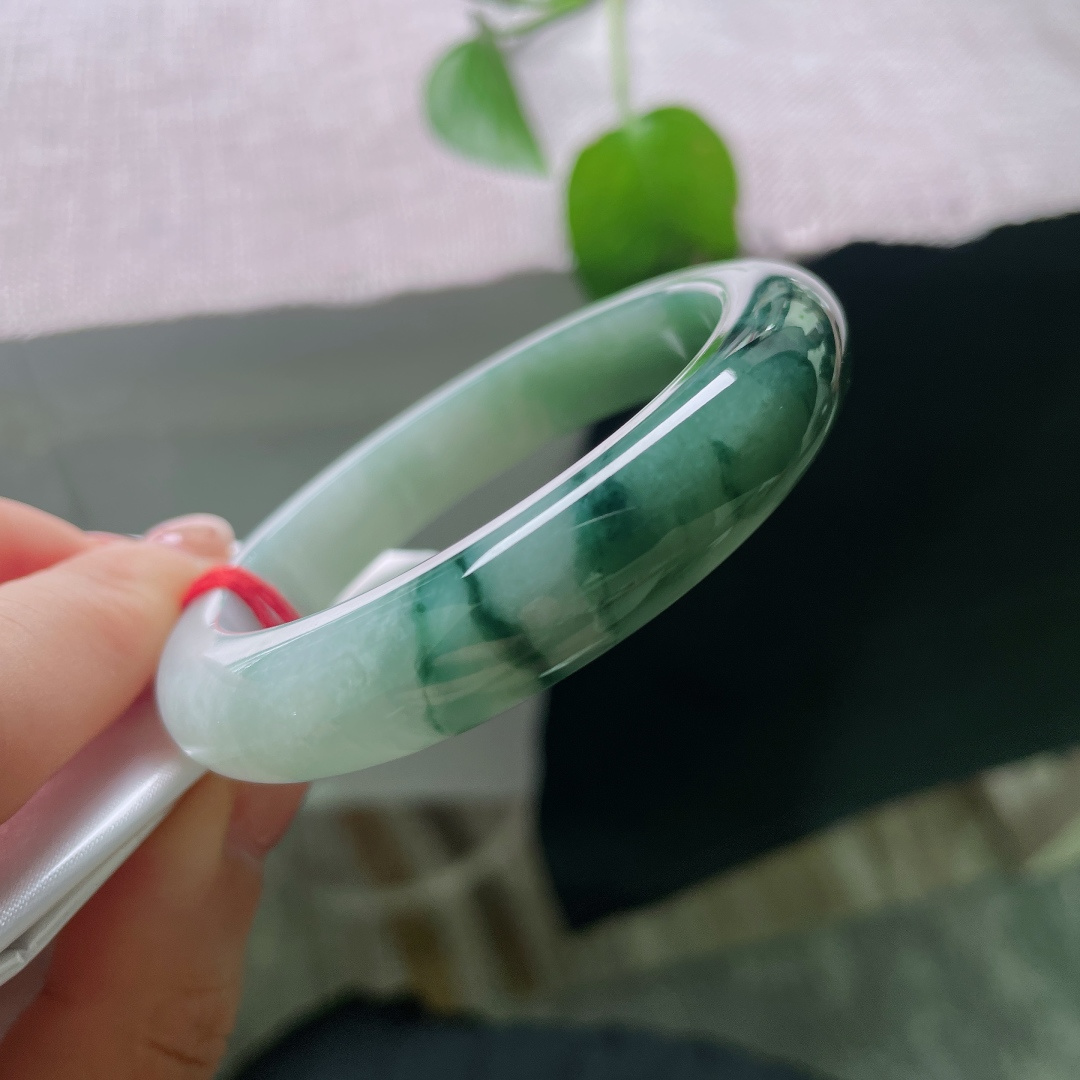 52.7/11.4/8.5，飘花正圈，晶体，一点皮纹，半圈墨翠晕染玉镯，由浅入浓自然过渡，恰似半山烟雨落于腕间，浓淡交织，自成一幅山水写意。ss58972a
