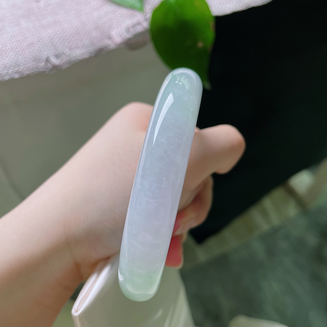 58.8/12.6/10，紫底飘花，横裂，淡雅紫底萦绕清新绿花，一镯兼得双色温柔，衬出独有的东方雅致。ss58907a