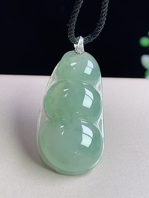 18k金镶飘花福豆，无裂，尺寸31.7-16.5-5.7mm，j12pa09