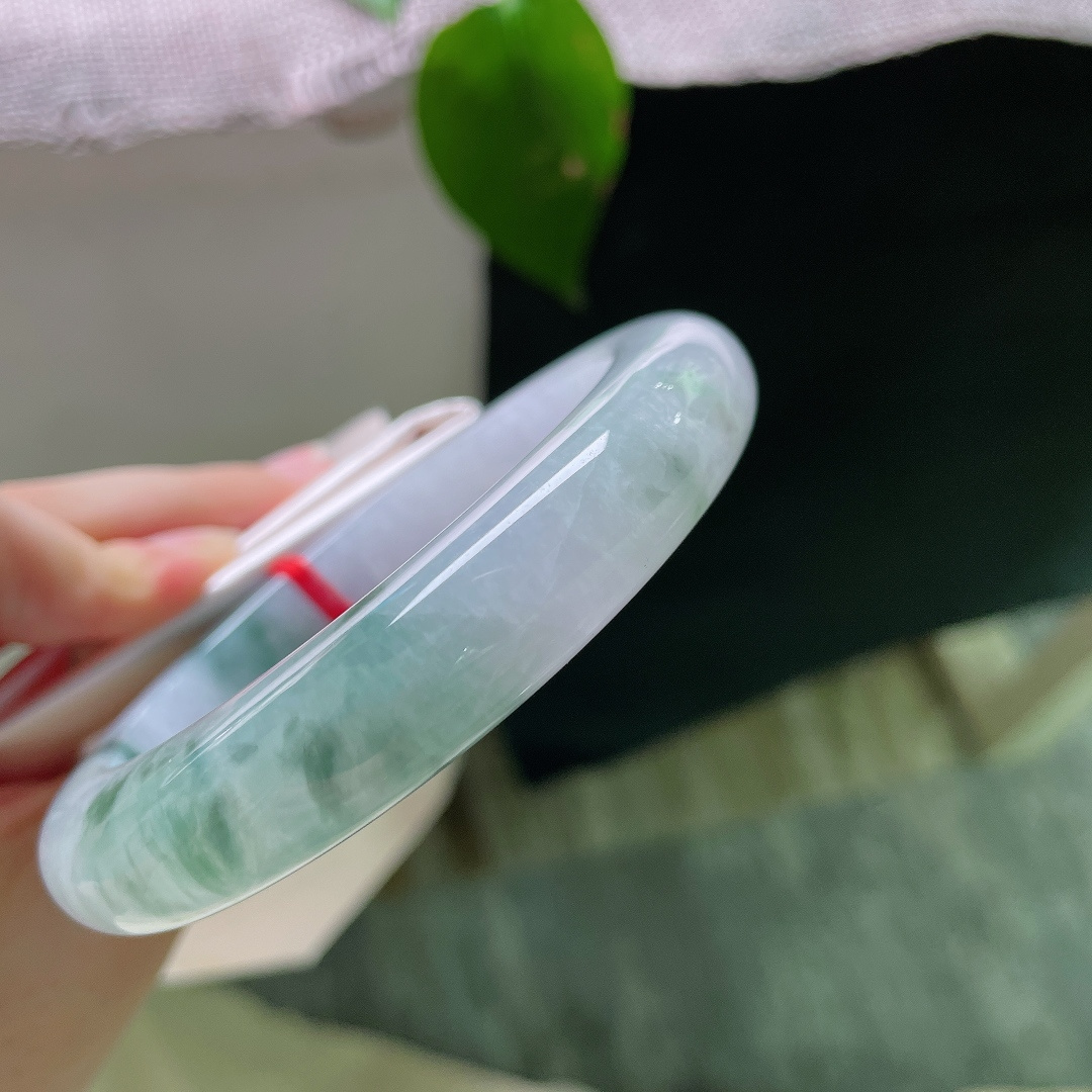 58.6/12.6/10.4，飘花正圈，有裂，浅紫凝玉，翠色半染，天然分段飘花自成风景，简约又别具韵味。ss58965a