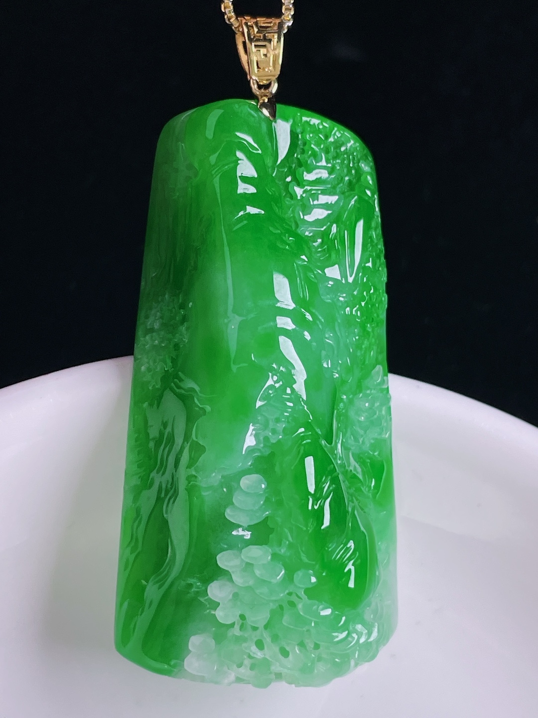 辣绿山水牌，老种起光，细底通透，尺寸：52.6裸石45.4/23.3/11.8mm0912